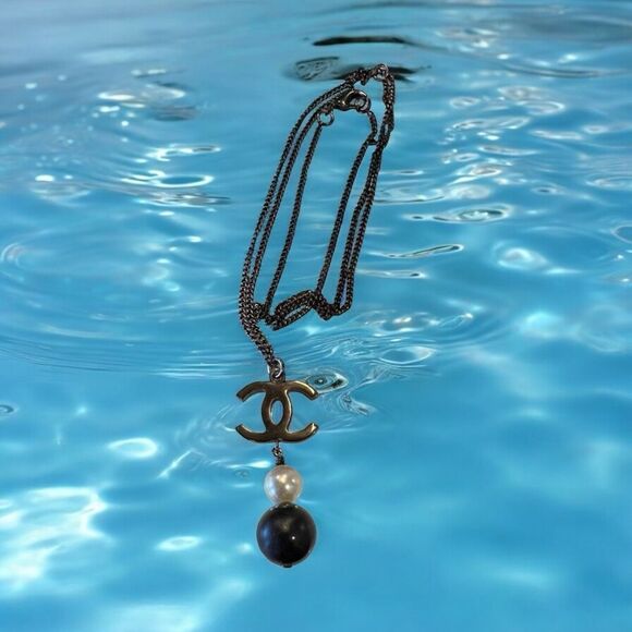 Chanel
Faux Pearl CC Pendant Necklace - Picture 3 of 6